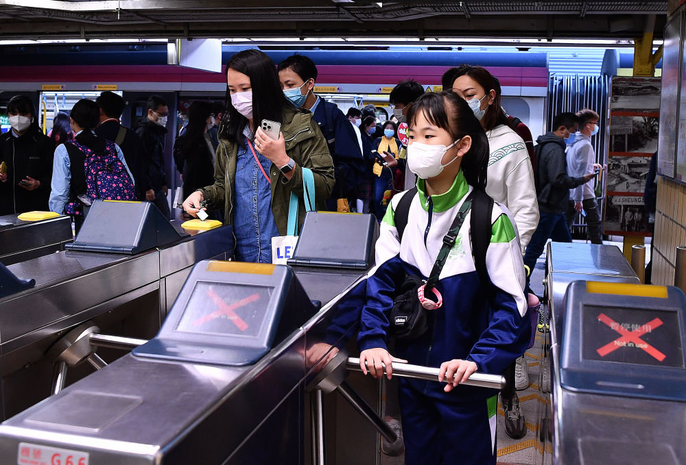 在香港新界，钟子萱走出港铁上水站（2月8日摄）。新华社记者 陈铎 摄