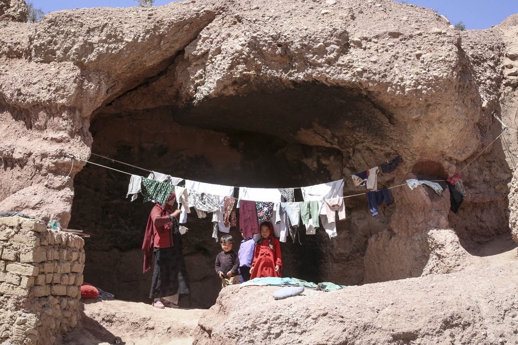 当地时间2023年5月9日，阿富汗巴米扬的人们住在山洞里，他们面临着干旱、饥饿、疾病和营养不良。