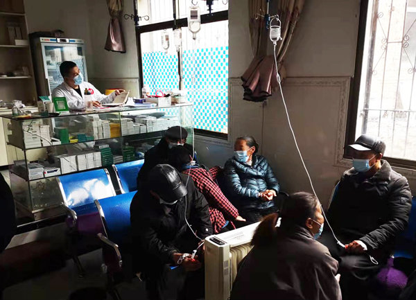 村民在村卫生室输液(作者供图,下同)