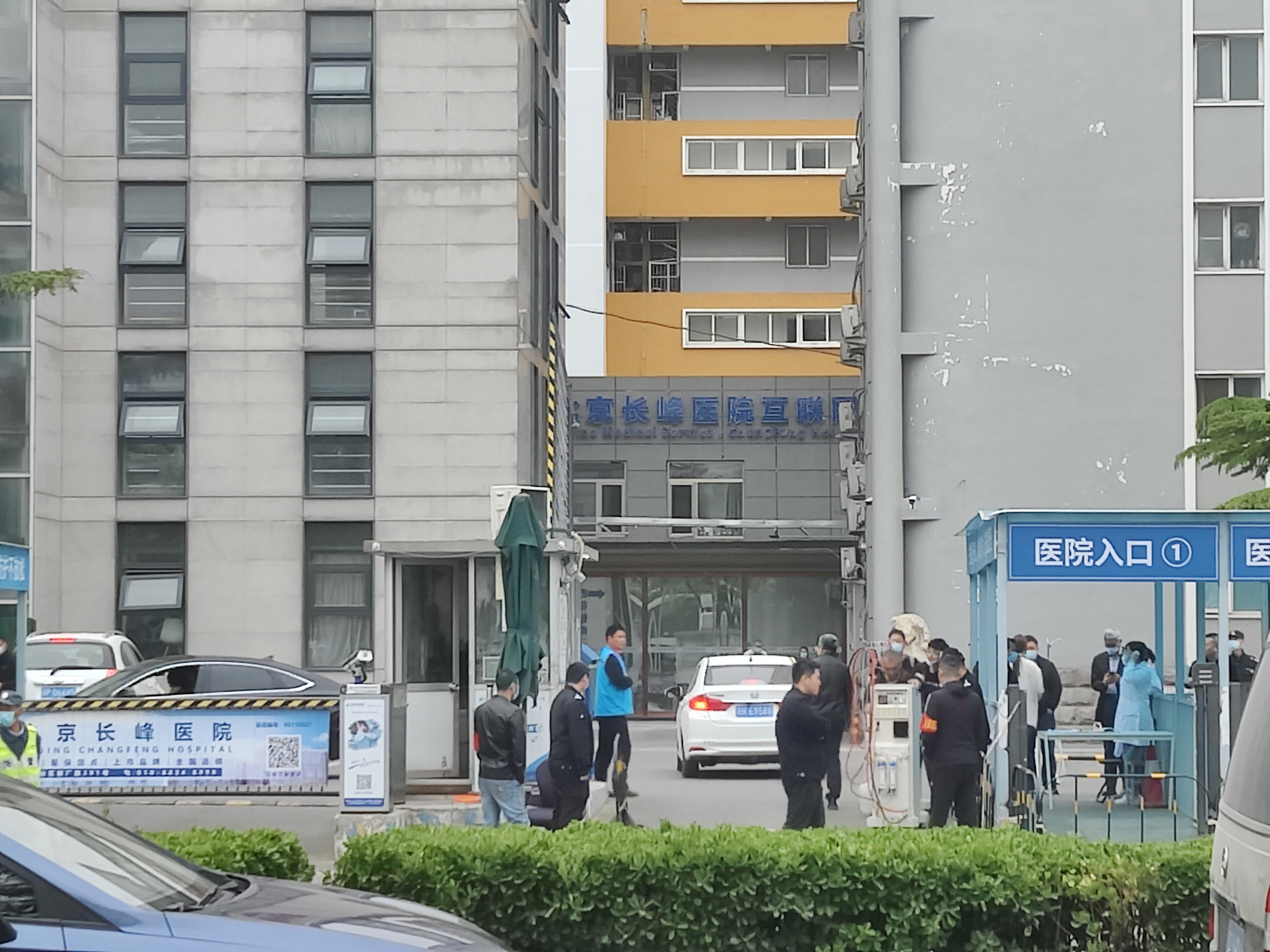 4月20日,长峰医院正门。