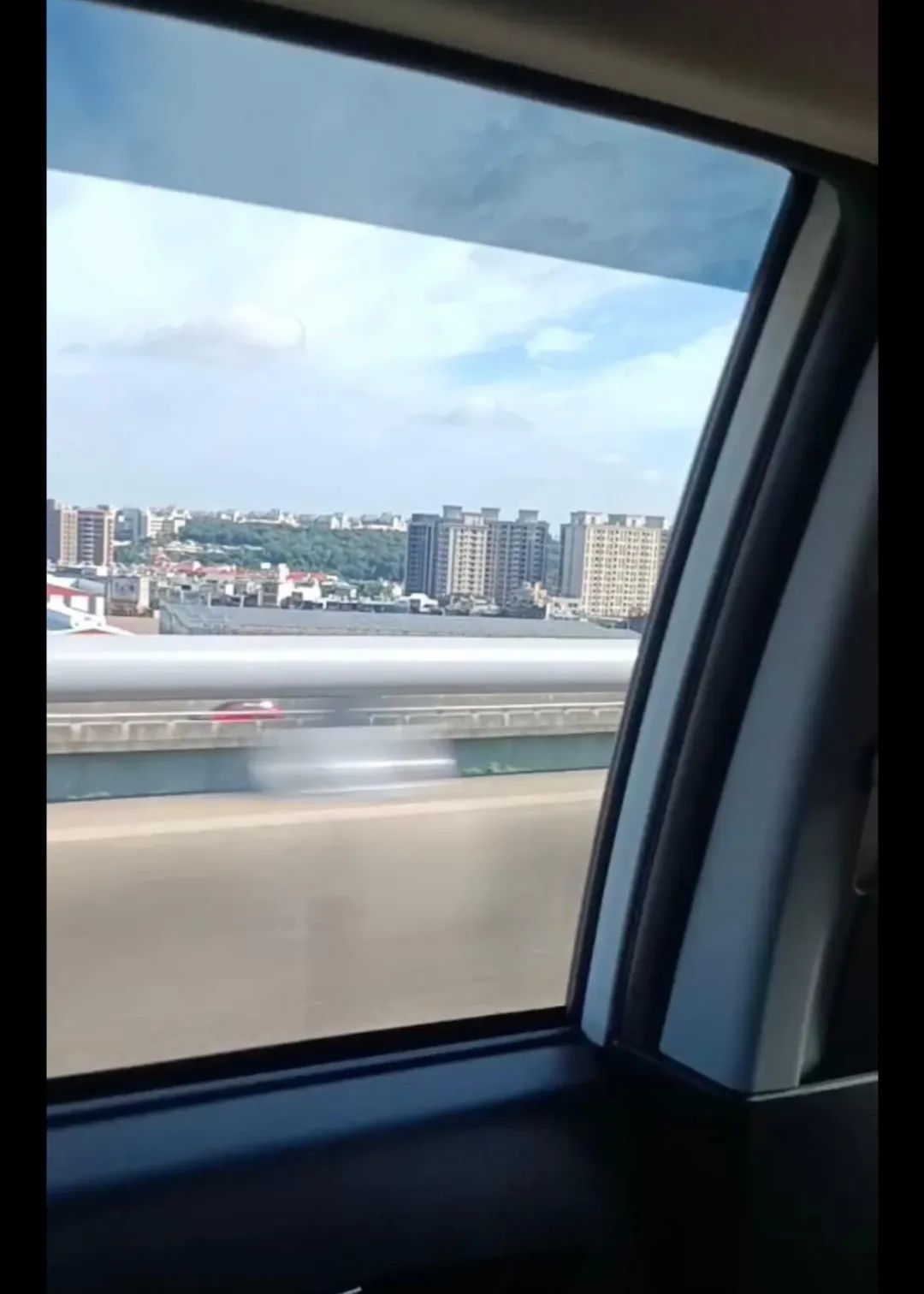 前往机场的路上，丽珊拍下的关于新竹最后的影像。