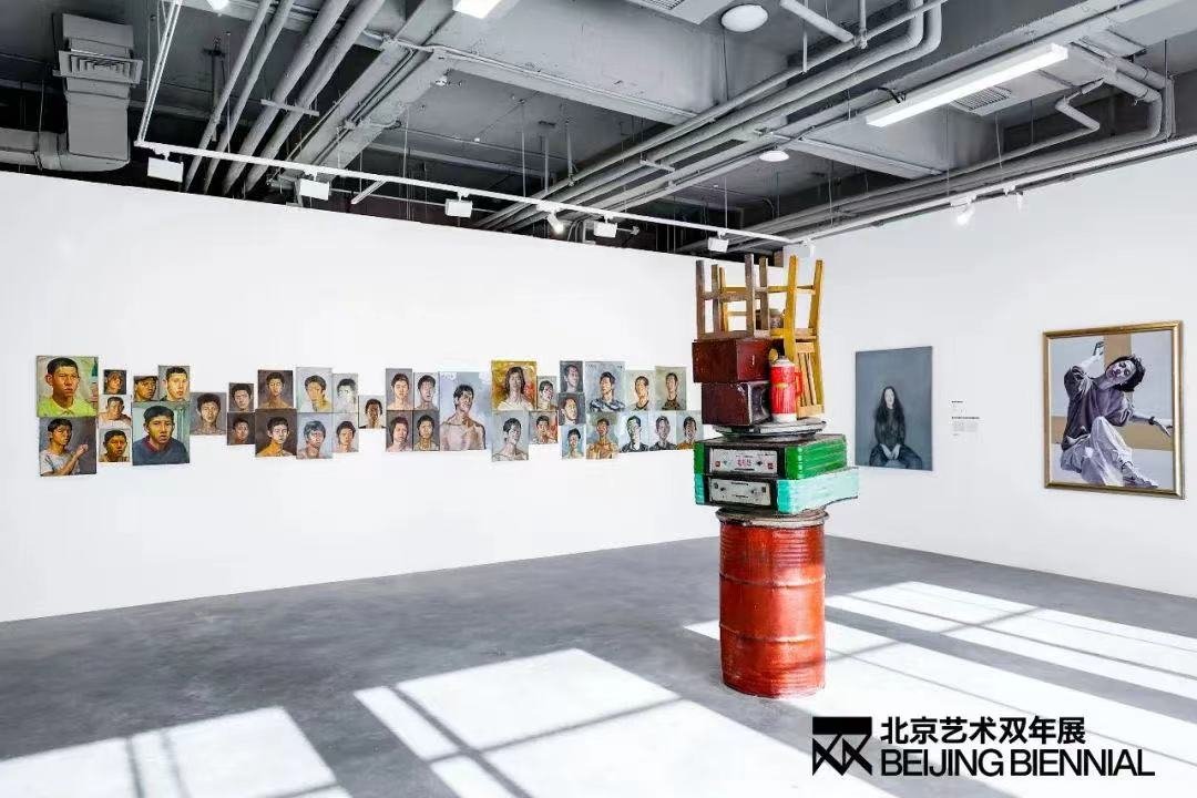 北京艺术双年展—— “可见的浪漫：有关北京的记忆与想象”展览现场。