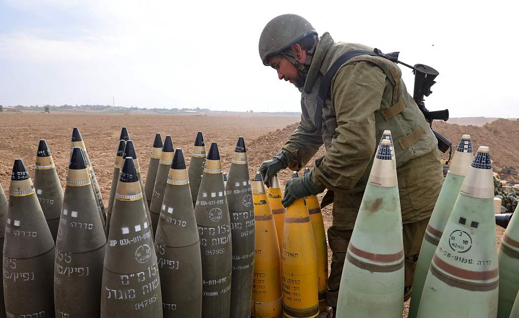 当地时间2023年10月9日，以色列与加沙边境，一名以色列士兵在整理炮弹。