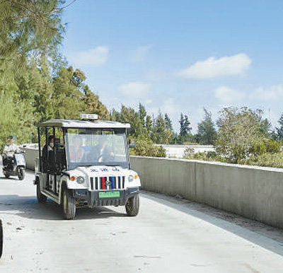 执法巡逻车行驶在硬化后的村道上。