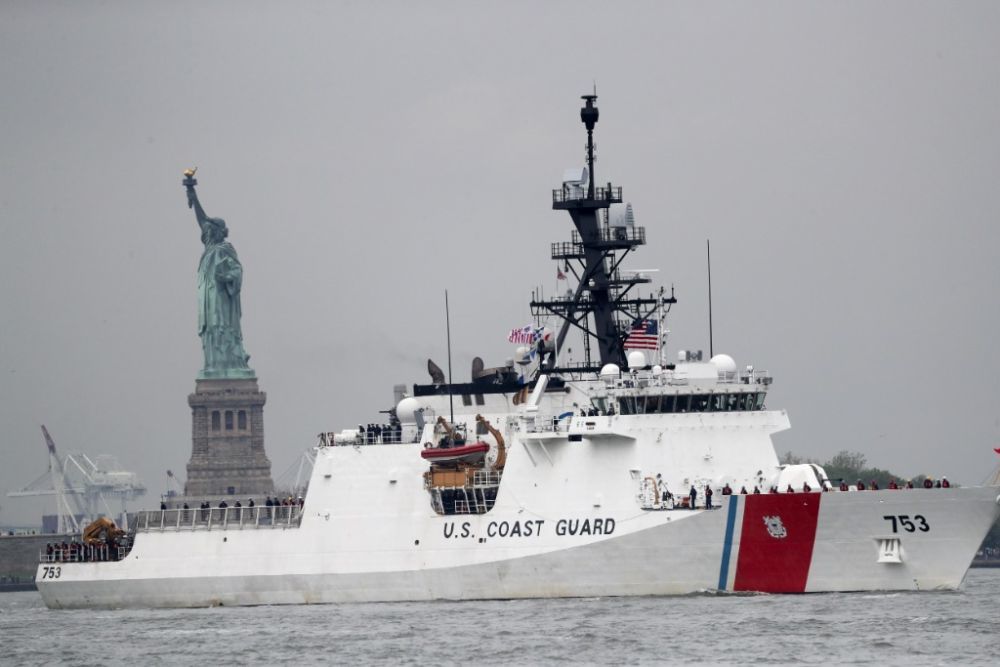 2017年5月24日，在美国纽约，美国海岸警卫队“汉密尔顿号”巡逻舰参加纽约舰队周舰船巡游活动。新华社记者王迎摄