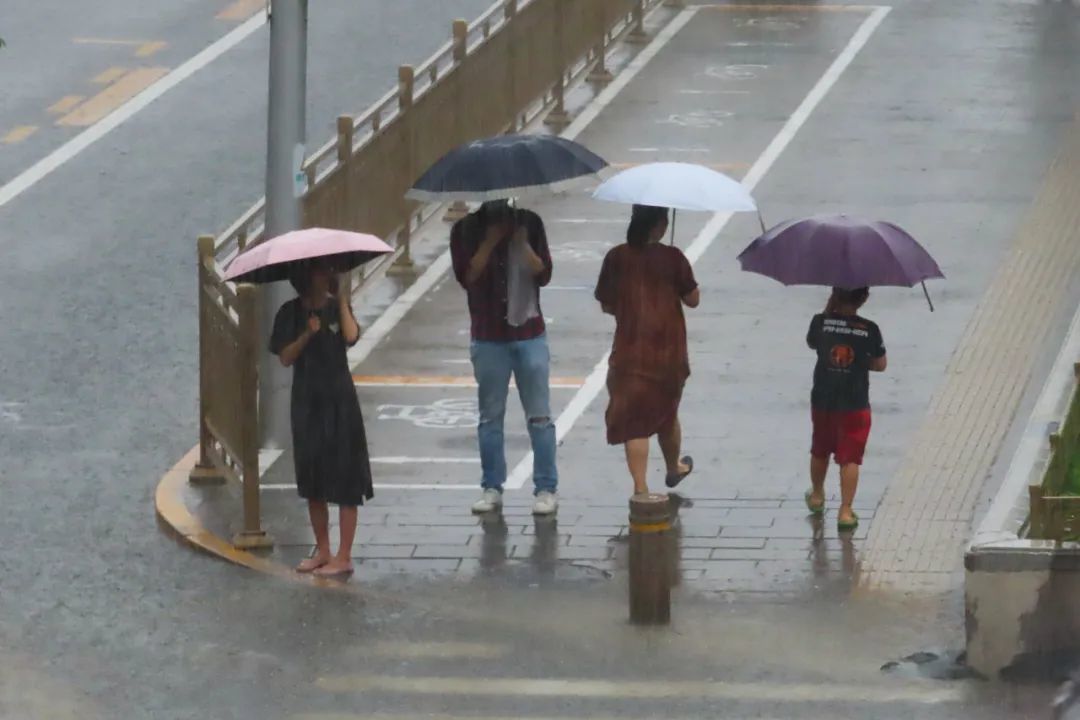 7月31日，北京持续大雨，市民雨中出行。视觉中国供图