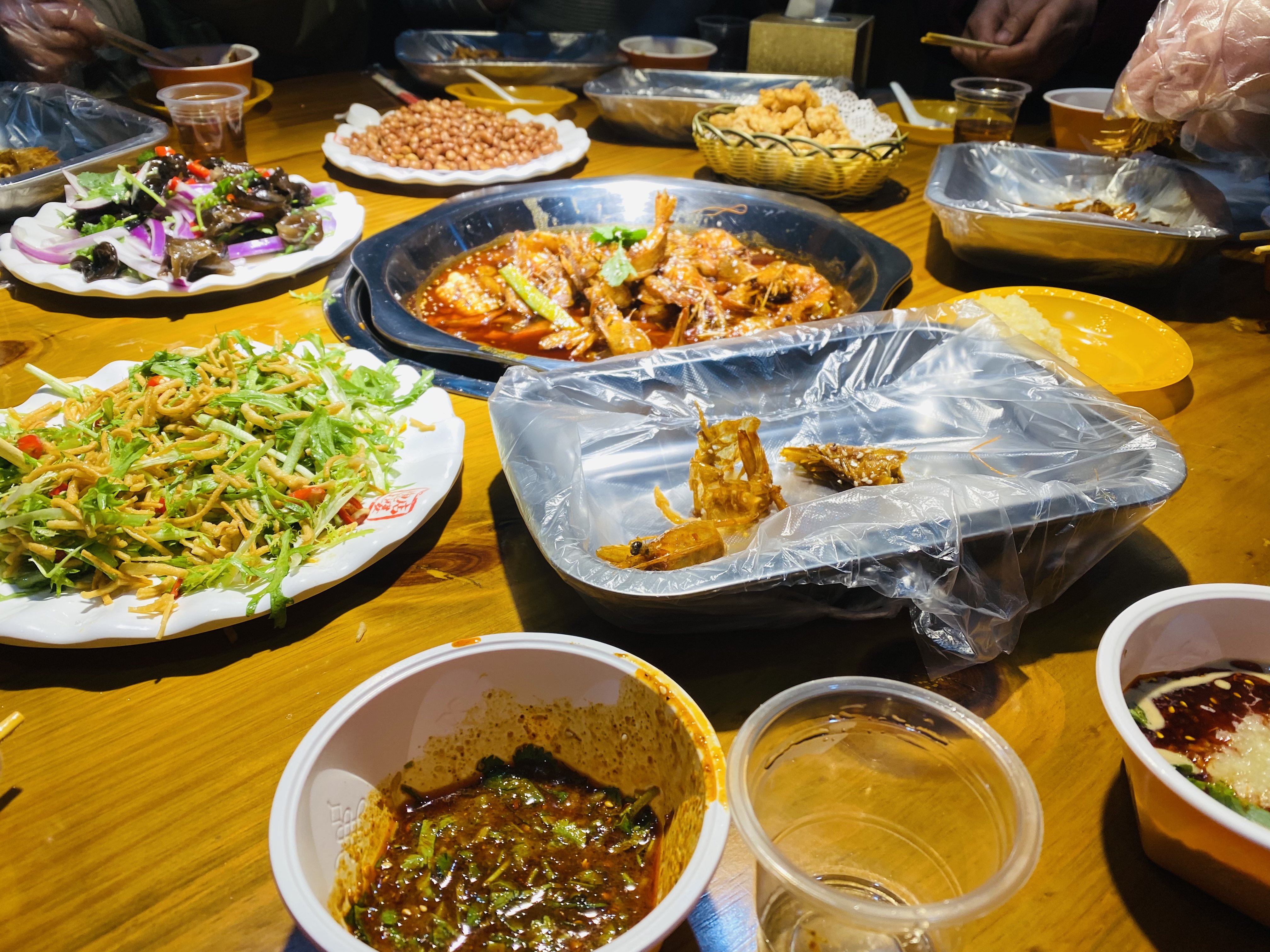 在街上找了多家饭店,发现都爆满,小薛最后去吃了大虾。受访者 供图