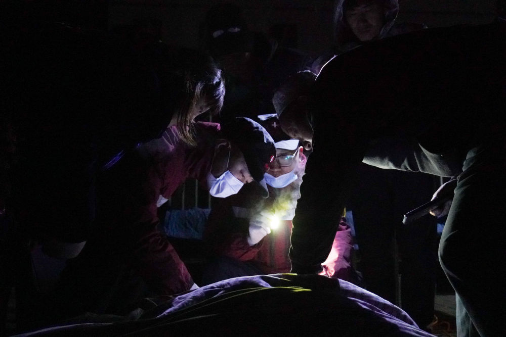 梦之微光，怀抱小男孩穿越地震的宁静之旅