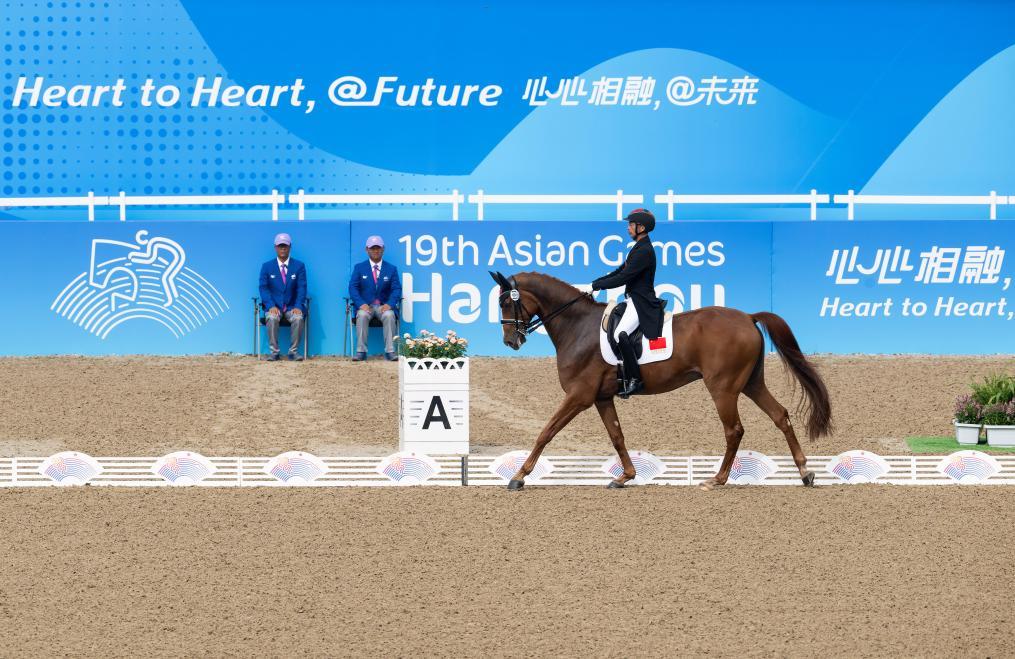 9月26日，选手在杭州亚运会马术比赛中。新华社记者 魏培全 摄