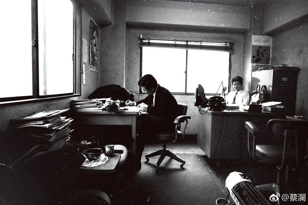 蔡澜（右）在日本办事处