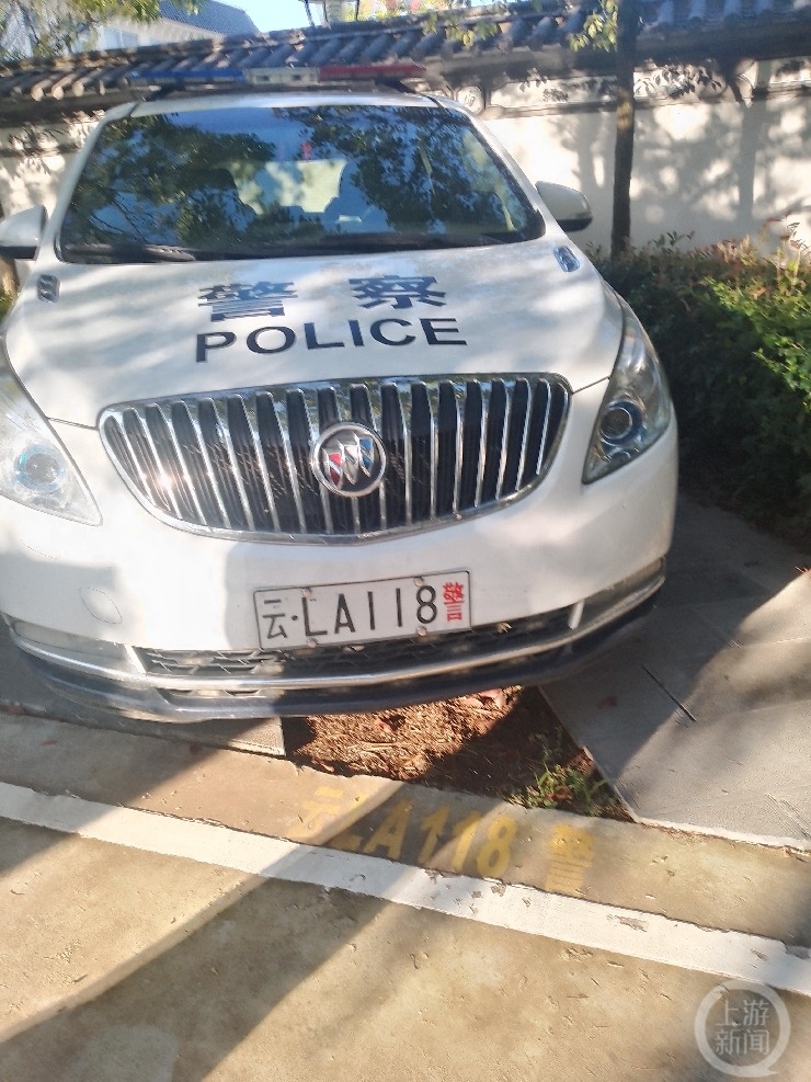 ▲肇事的警车。 图片来源/当事人微博