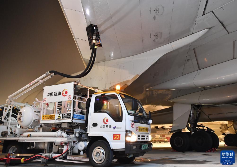 8月1日，在中国郑州新郑国际机场，中国航油华南蓝天河南分公司的工作人员为一架卢森堡货航货机加油。新华社记者 李嘉南 摄