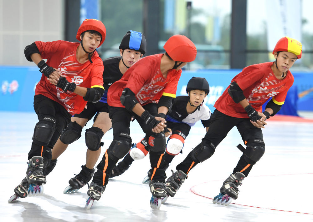 11月6日，双方选手在第一届全国学生（青年）运动会男子轮滑阻拦决赛中。新华社记者 周华 摄
