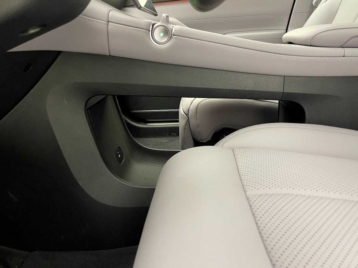 ES6+2万元=轿跑SUV画风+电动尾翼,加速还更快,蔚来EC6到店实拍