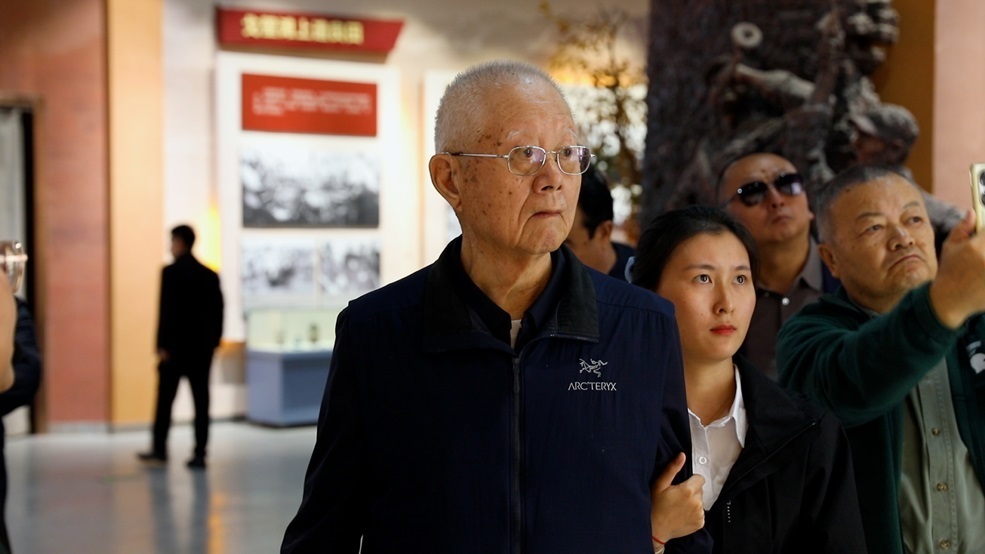 10月17日,王之一行在十四师四十七团参观老兵精神展示馆。
