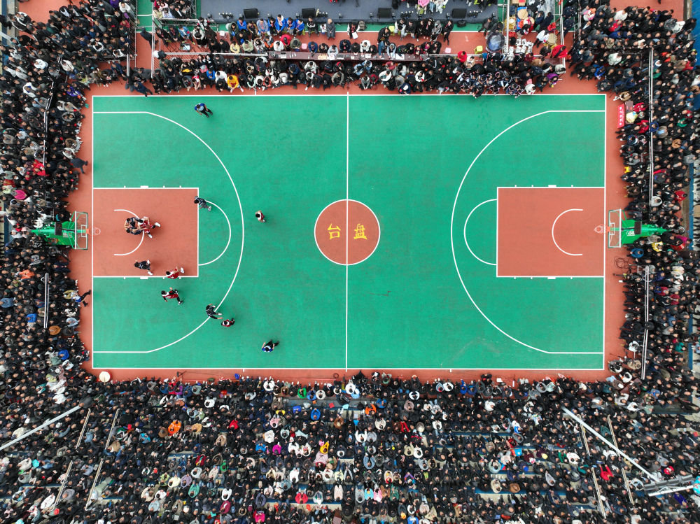 这是2023年3月27日在贵州省黔东南州台江县台盘村拍摄的贵州省首届“美丽乡村”篮球联赛总决赛比赛现场（无人机照片）。新华社记者 欧东衢 摄