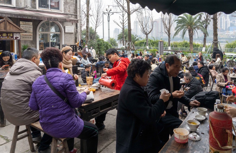 ▲2月19日,南滨路龙门浩老街,市民在这里拍照打卡,喝茶聊天。记者 崔力 摄/视觉重庆