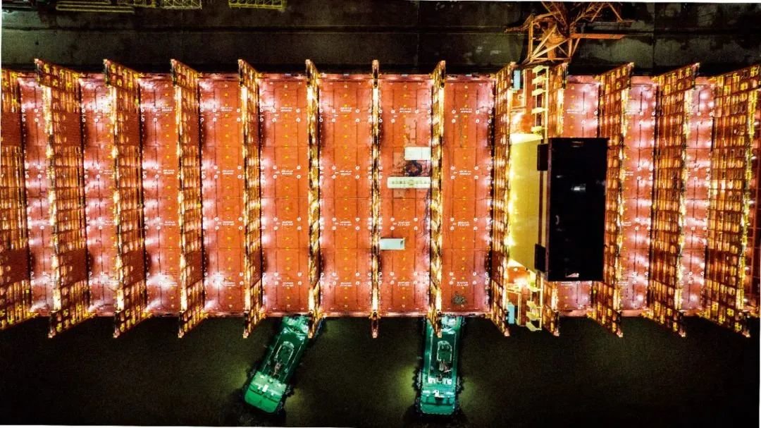 2月10日,由江苏扬子鑫福造船有限公司建造的全球最大新造集装箱船“鑫福102”轮,驶离江苏太仓港扬子三井造船有限公司码头,开启新年首次出江入海8天试航。图/视觉中国