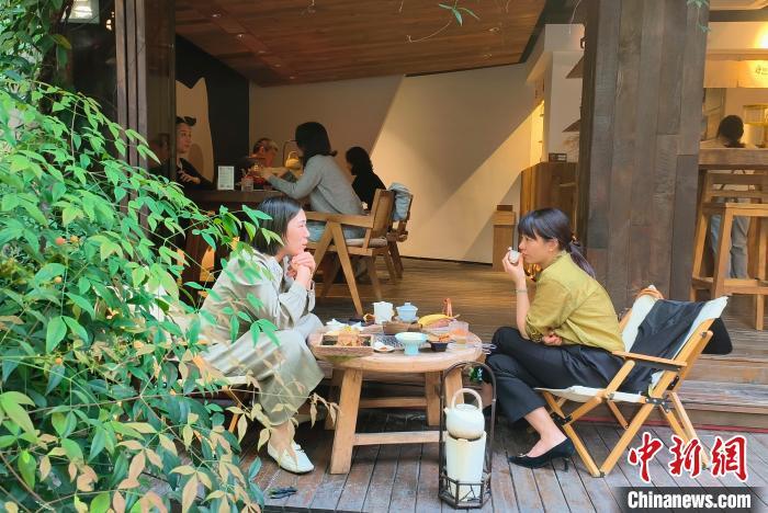 (神州写真)茶叶受众年轻化 湘派茶馆泡出新时尚