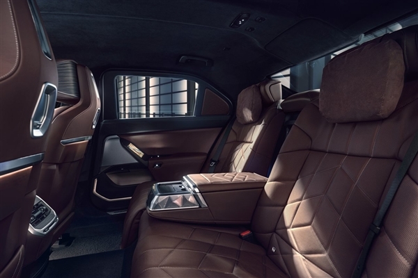 能挡无人机攻击 全新宝马7系/i7防弹版发布:油箱射穿也可自修复