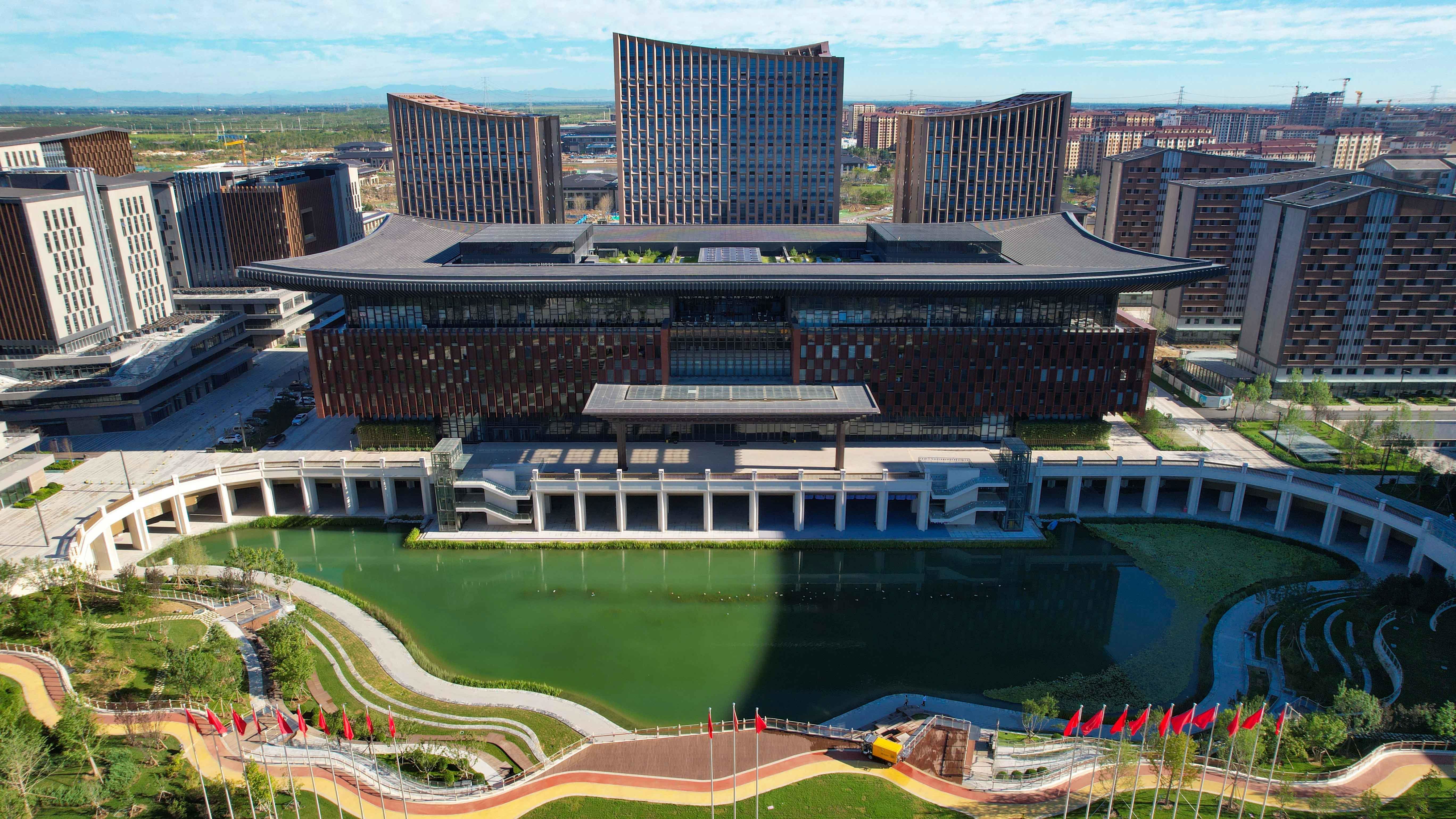 △2022年12月28日，雄安新区承接北京非首都功能的第一个综合产业载体——雄安商务服务中心，举办首批企业入驻活动。