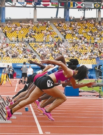 8月1日,参赛选手在田径女子100米第一轮比赛中起跑.本报记者 厉衍飞摄