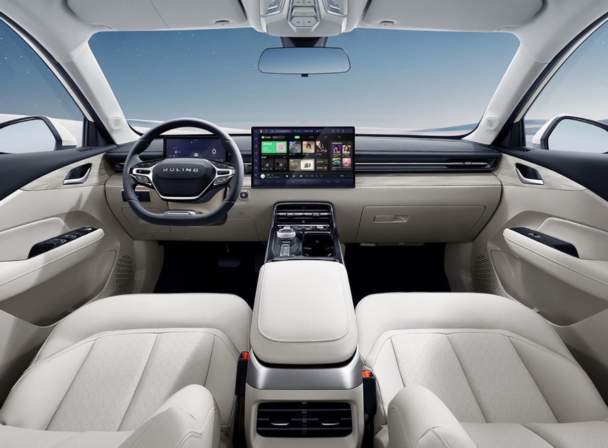 就差1000元 应该怎么选?五菱星光对比秦PLUS DM-i