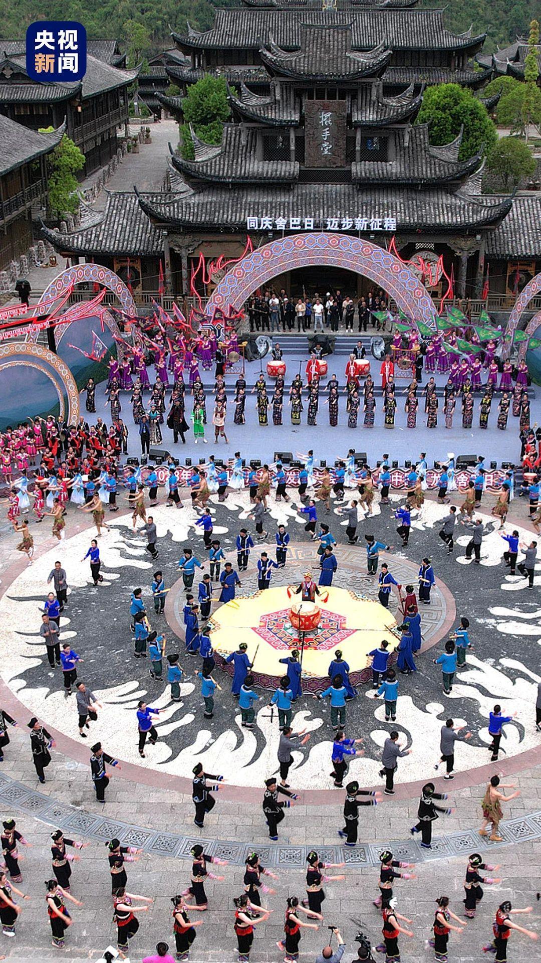 △湘西土家舍巴日盛典，土家人跳起摆手舞。