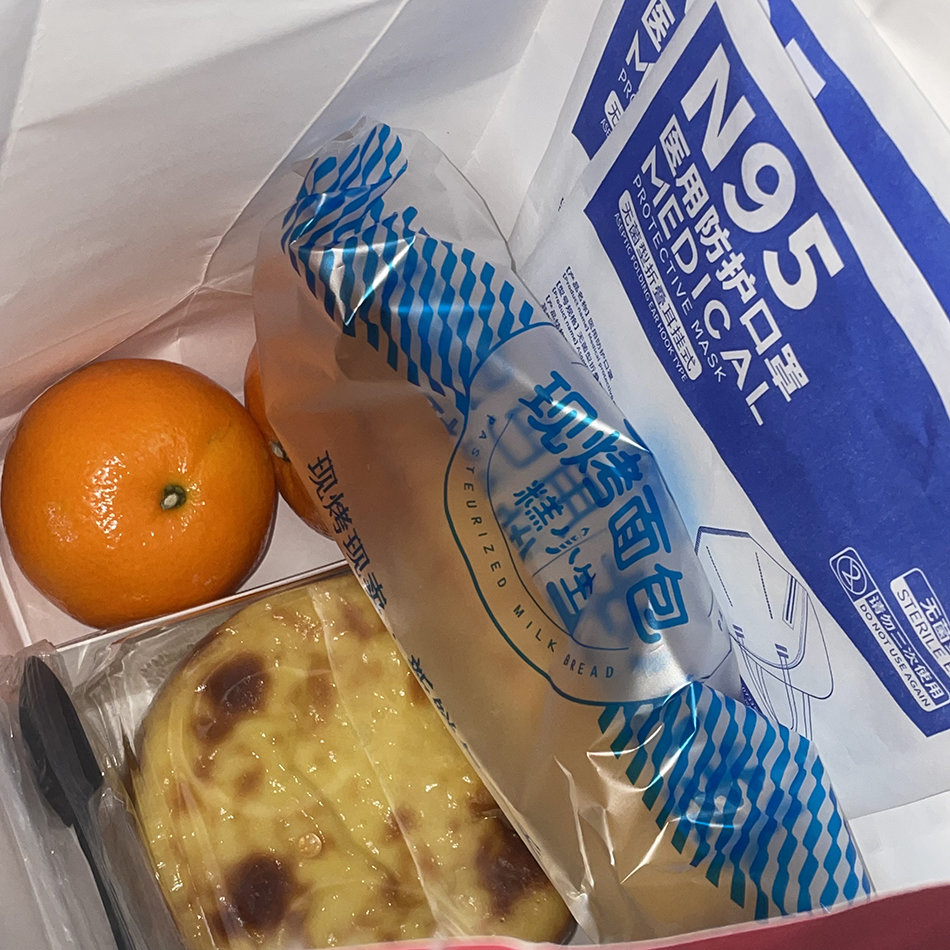 2022年12月21日,学校发放的考研加油礼包和N95口罩。