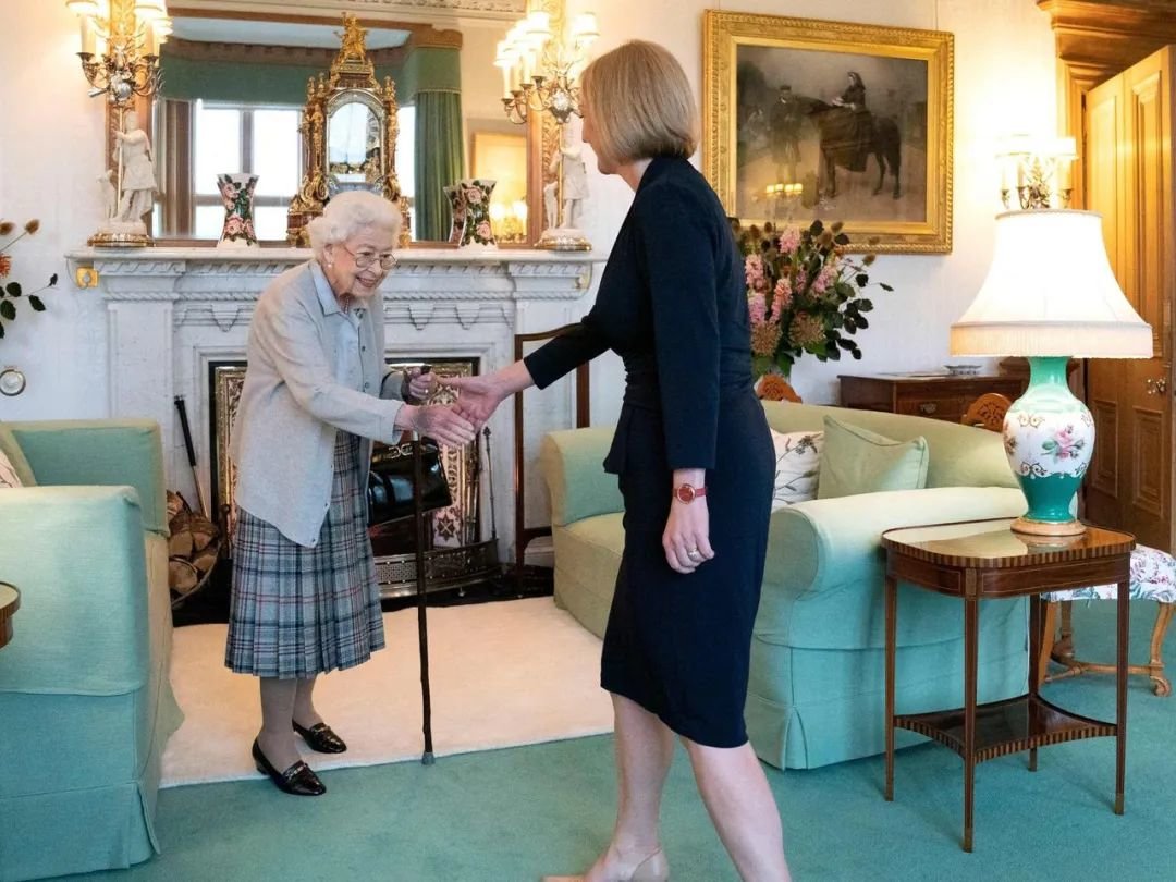 自1955年至今的英国历任首相全部都由女王伊丽莎白二世委任，特拉斯是第一位被邀请前往苏格兰巴尔莫勒尔城堡接受女王任命的首相（图源：网络）
