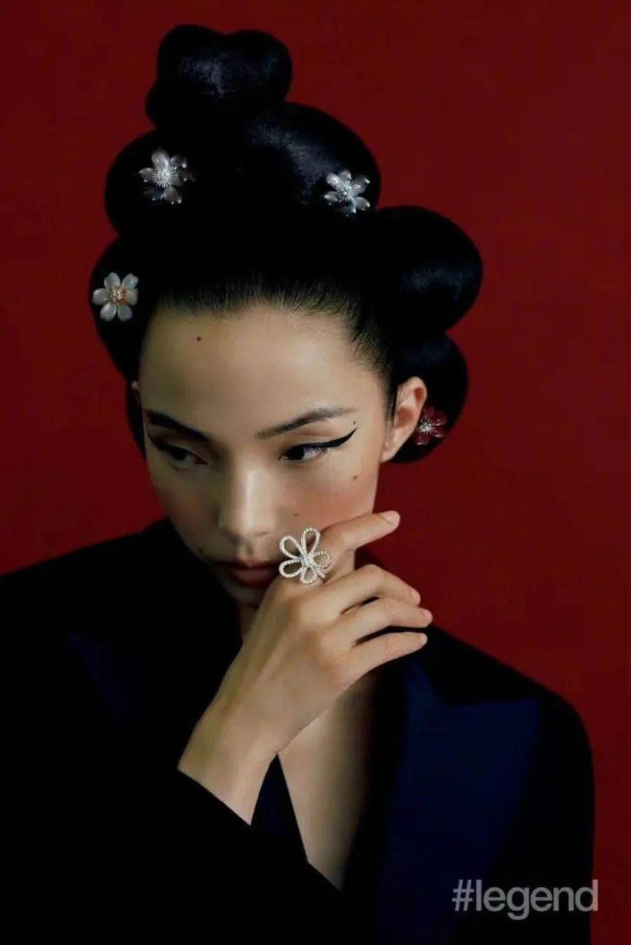 向左滑动,分别是水原希子和雎晓雯,女性容貌是多样的。