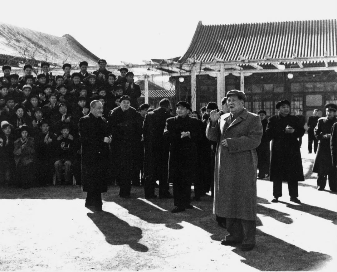 ·1957年2月，毛主席接见出席全国农业劳动模范代表会议的代表。