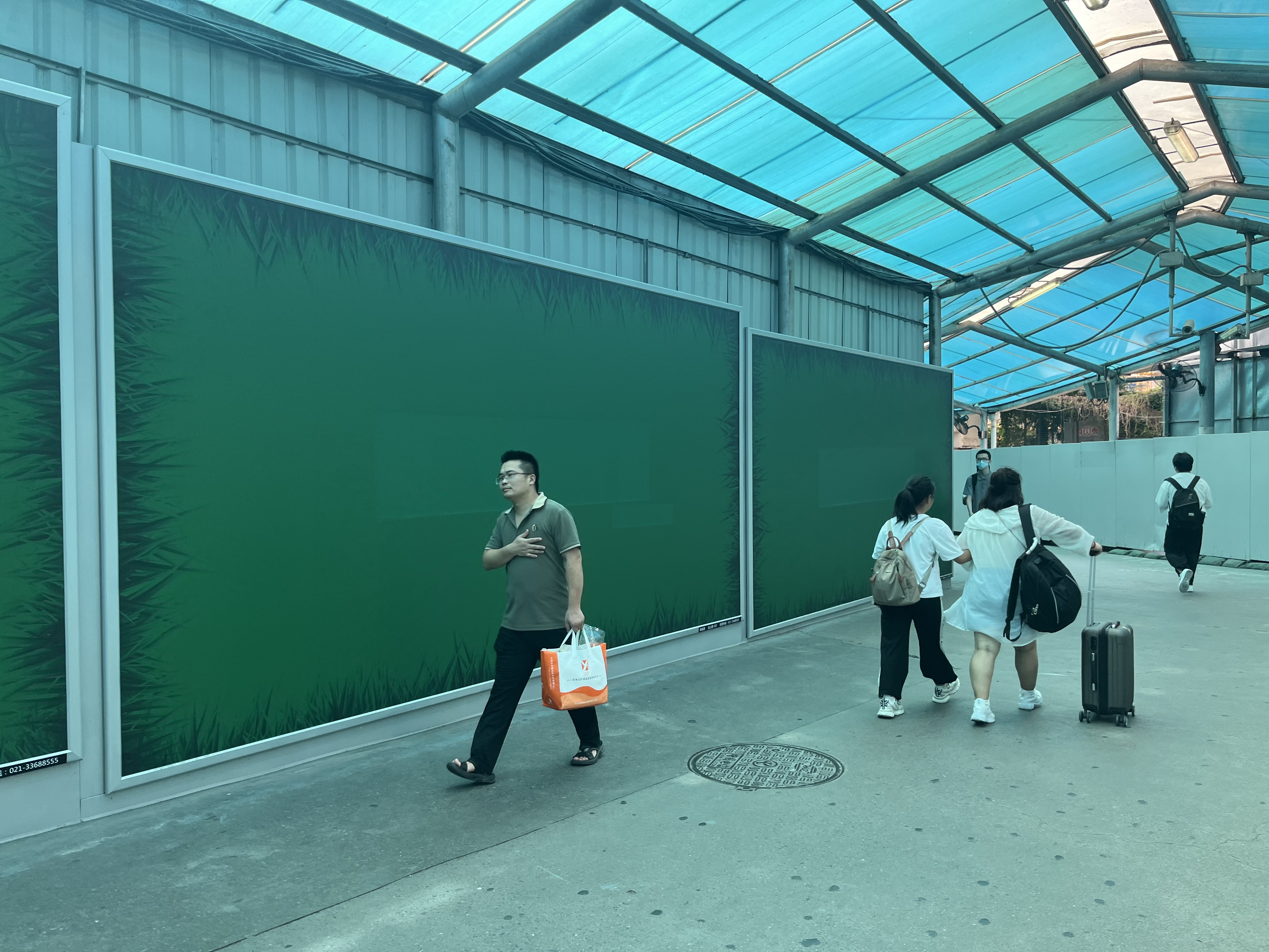 上海这个地铁站“鸡汤标语”已撤，换乘通道改造项目开工