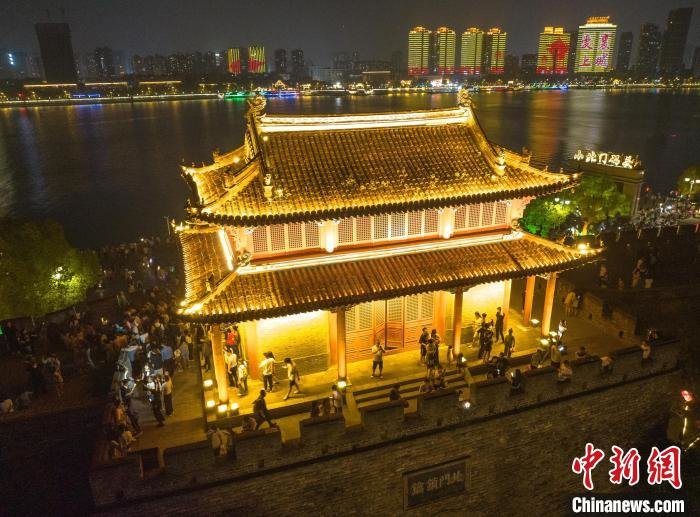 游客在襄阳古城游玩 杨东 摄