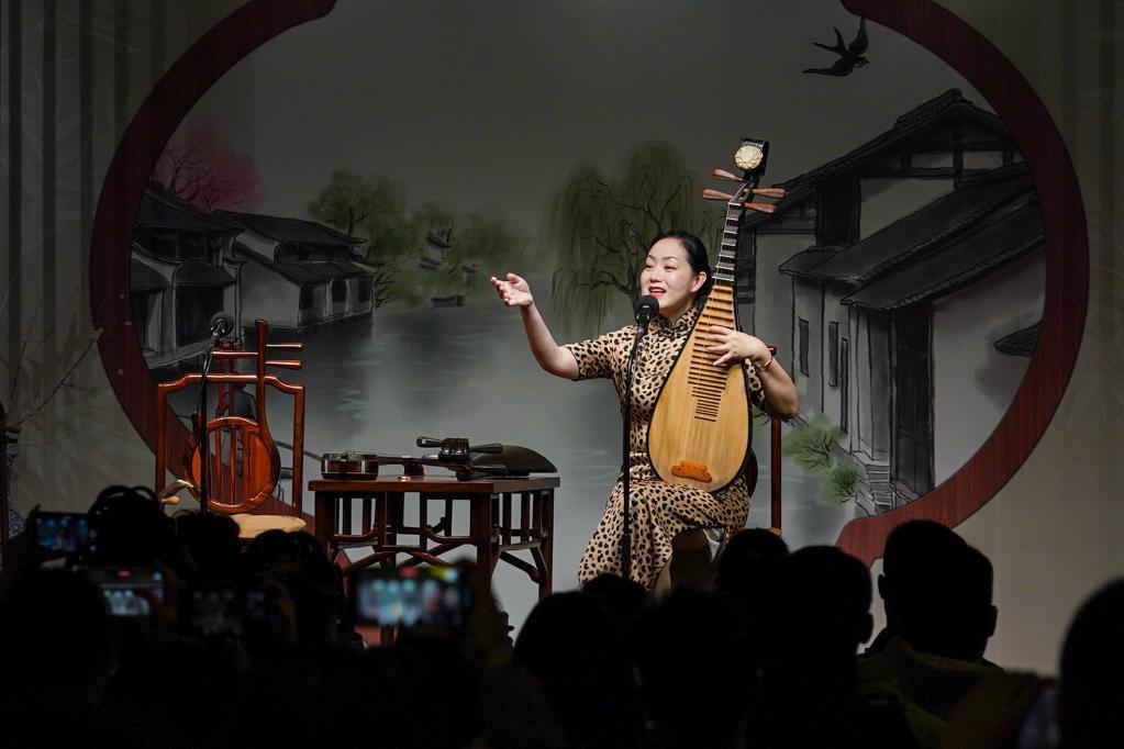 評彈演員在蘇州市姑蘇區一處評彈茶館演唱蘇州評彈版《聲聲慢》（2023年4月5日攝）。新華社記者 李博 攝