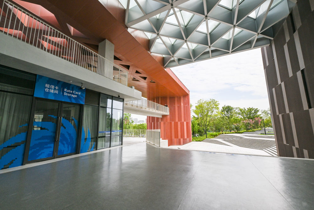 ↑这是7月15日在成都大运村内拍摄的一处根据空气动力学设计的“冷巷”，其设计原理是通过自然风的引导，从而在炎热的夏天保持良好的通风和降温效果，并以此降低建筑碳排。 新华社记者 王曦 摄