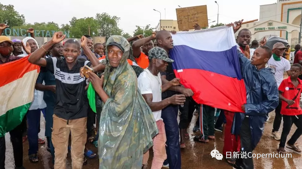 倾盆大雨过后，支持政变的示威中民众展示了俄罗斯国旗
