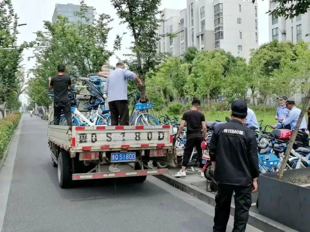 2020年7月1日，夏阳街道启动共享单车专项整治工作。来源：“绿色青浦”微信公众号