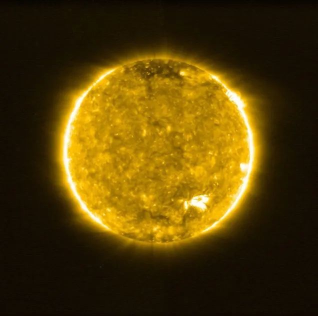 欧洲航天局的太阳轨道飞行器在极紫外线下拍摄了这张图像。这种波长的图像有助于揭示太阳的上层大气温度高达100万度｜SOLAR ORBITER