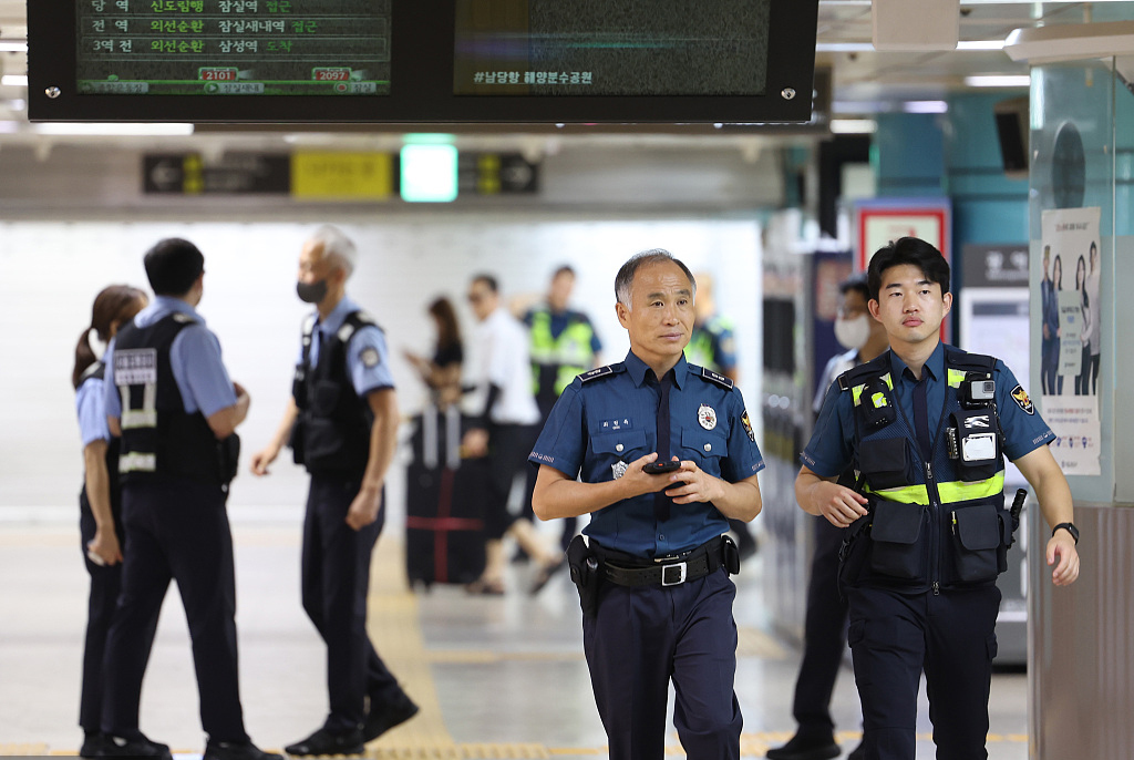 当地时间2023年8月4日，韩国首尔，警察和地铁站相关人士在蚕室站警戒，这是网络中指定为犯罪场所之一。