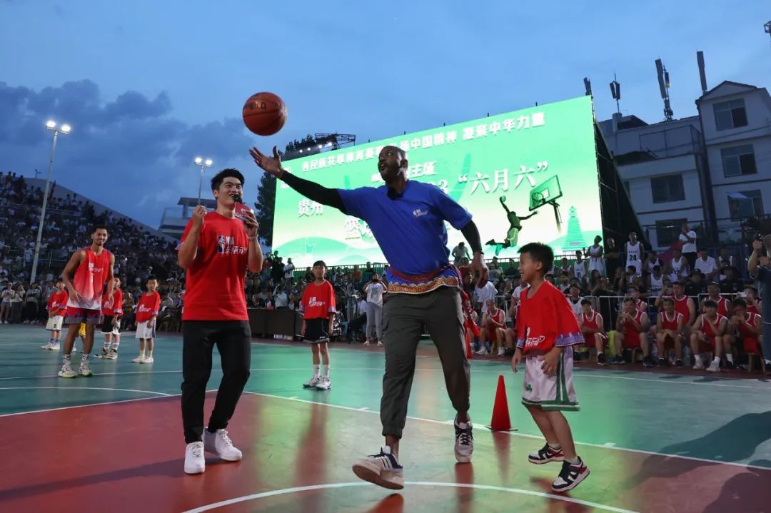 前NBA球星马布里现身村BA 图/中新图片 中新社记者 瞿宏伦 摄