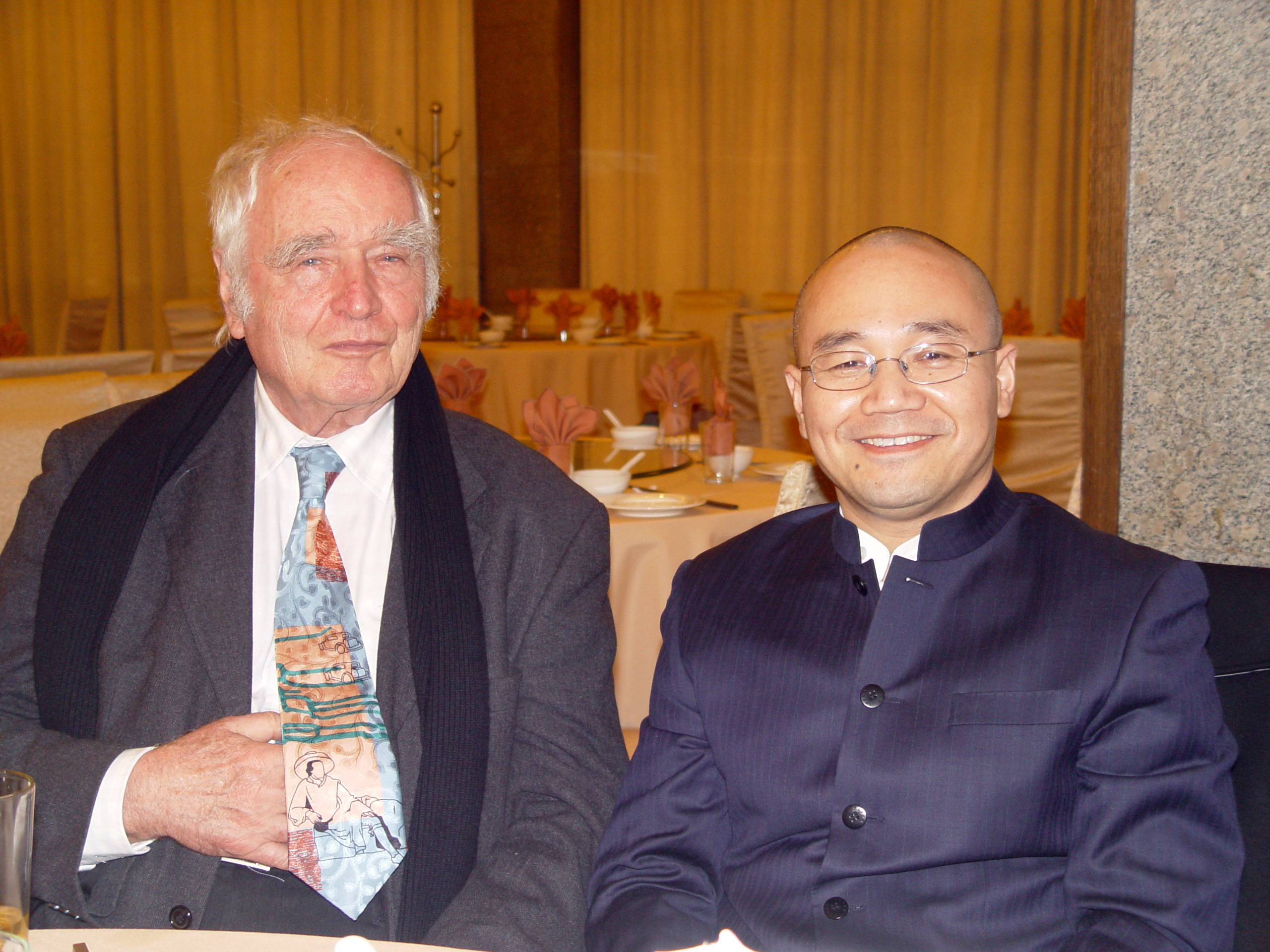 2009年，瓦尔泽的歌德小说（《恋爱中的男人》）获“20世纪年度最佳小说”奖。前来北京领奖的瓦尔泽特意佩戴了一条歌德领带。摄影：王世岳