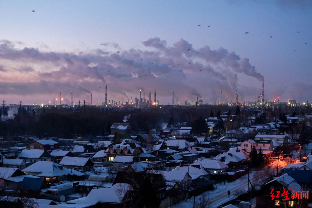 ↑上个月，俄罗斯鄂木斯克日落时分的一家炼油厂