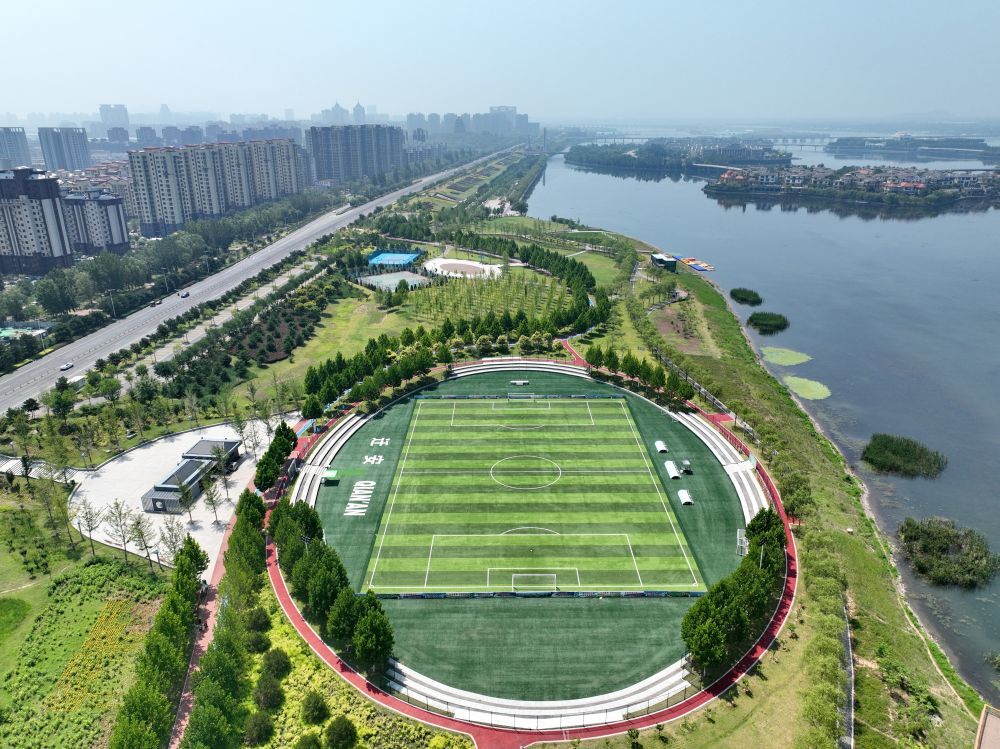 河北省迁安市滦河沿岸风光(2023年7月7日摄,无人机照片)。新华社记者 牟宇 摄