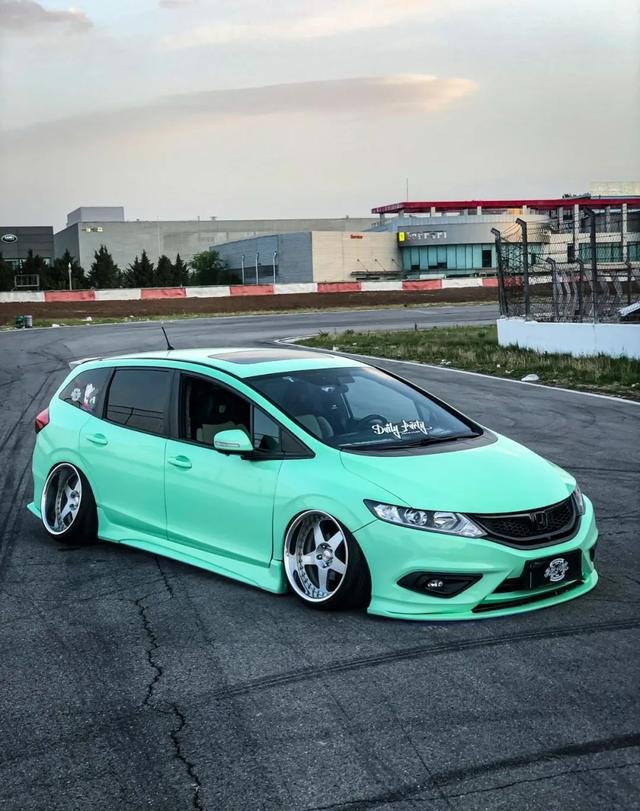 前-12度,后-16度倾角的本田杰德,这样的低趴姿态才方便家人上车