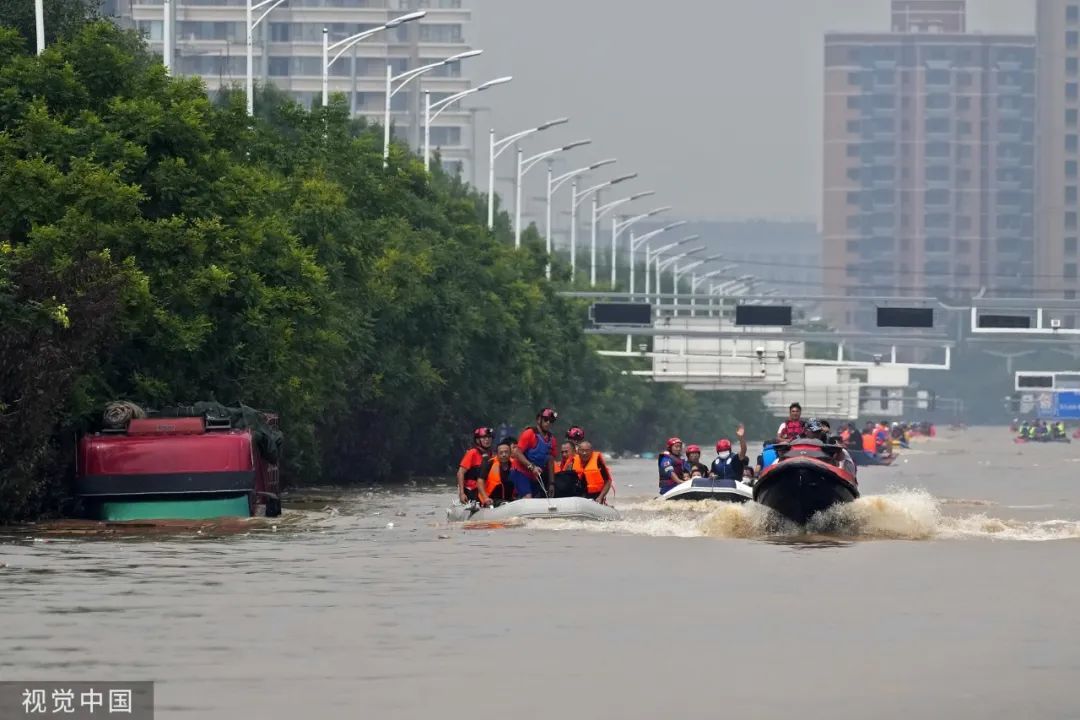 河北涿州救援力量已赶到 橡皮艇川流不息不断救出被困人员
