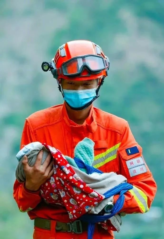 如今,他是一名消防队员.