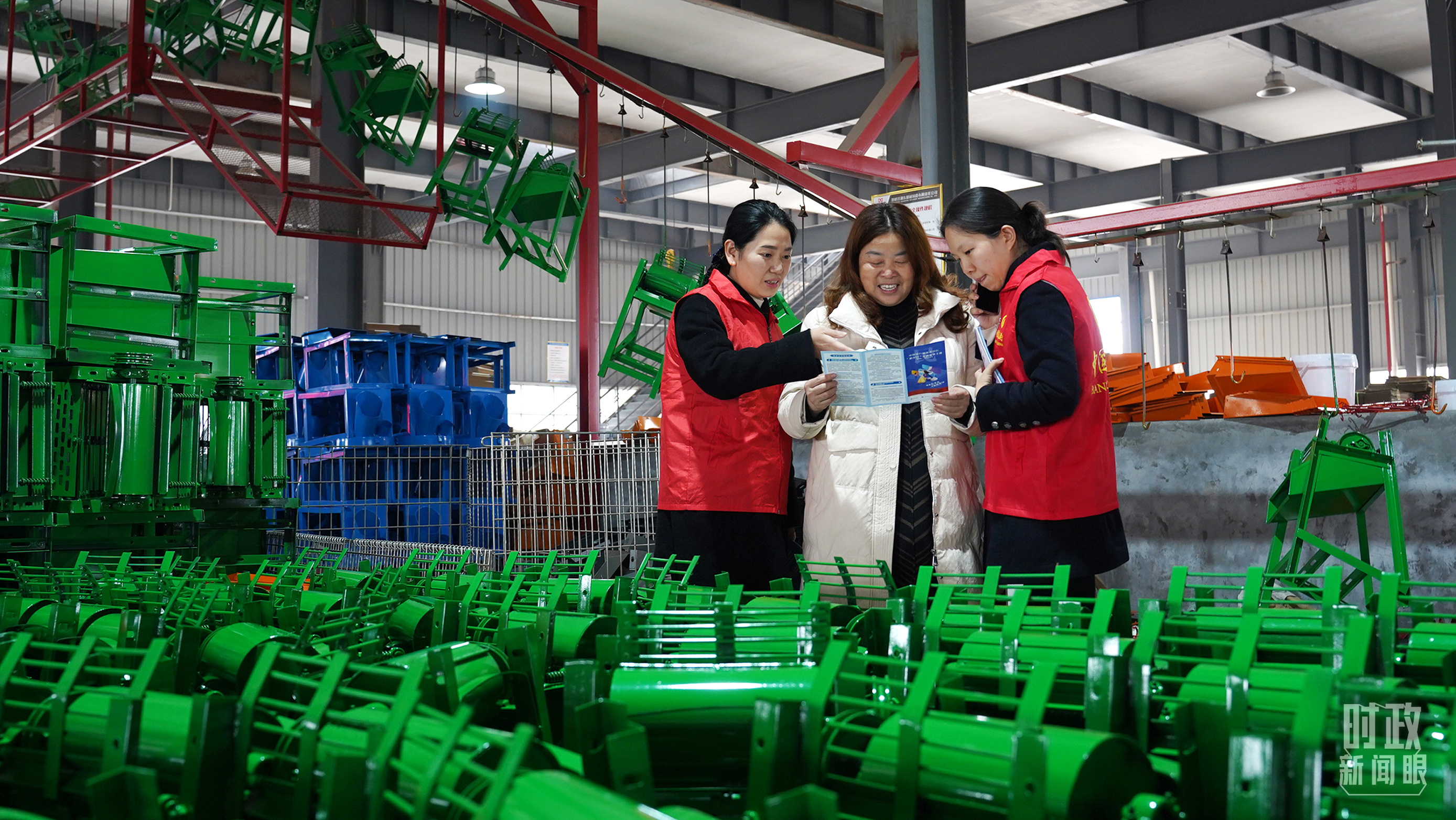 △2023年3月，湖南娄底的银行工作人员正在一家农机企业车间，向企业负责人宣讲普惠金融政策。（图/视觉中国）