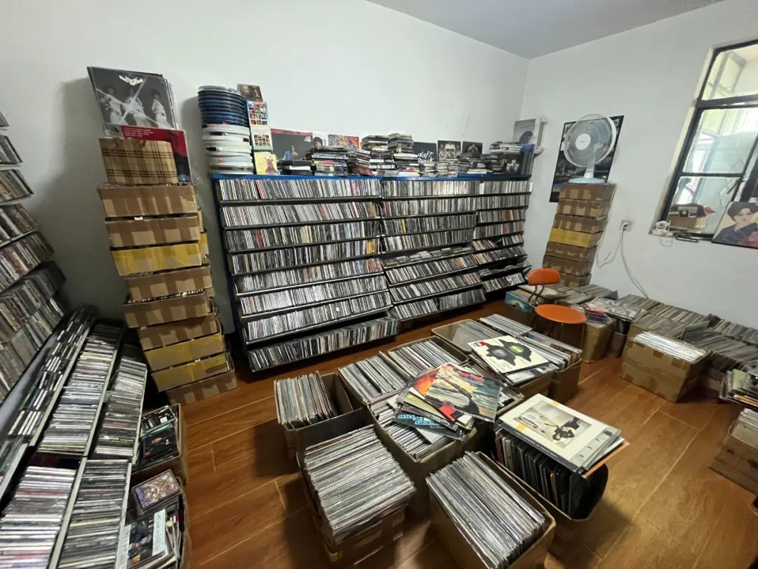 一家居民楼里的老唱片店。（图/作者 摄）