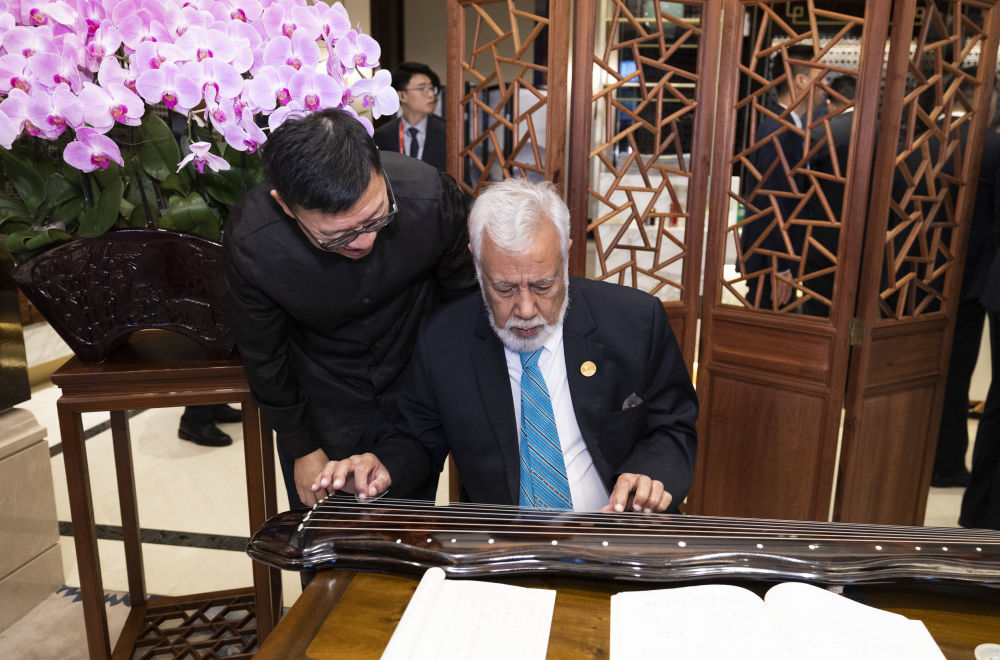 这是东帝汶总理夏纳纳体验非遗项目。